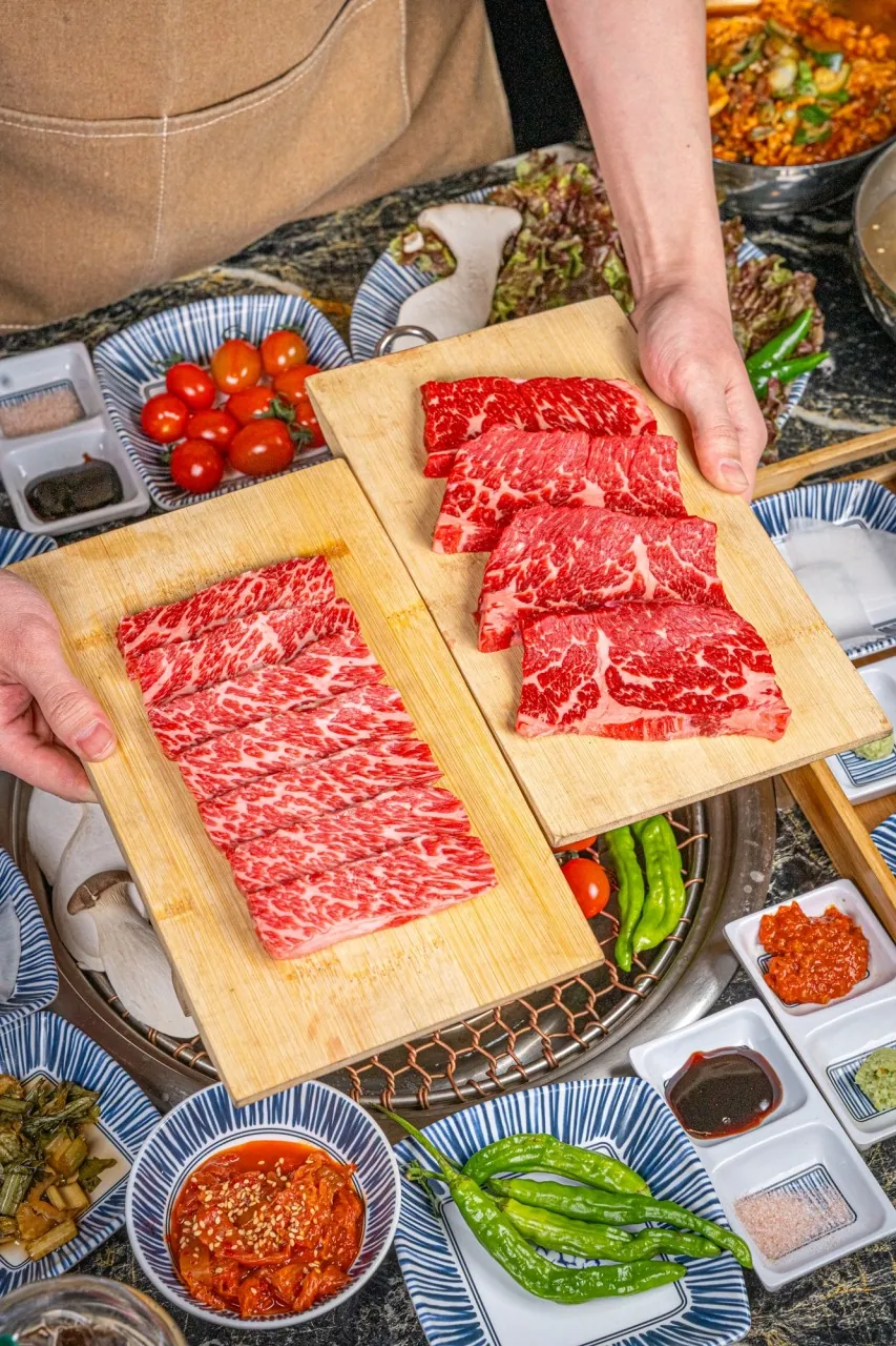 흑쇠 셰프가 두 도마에 든 흑우·한우 슬라이스