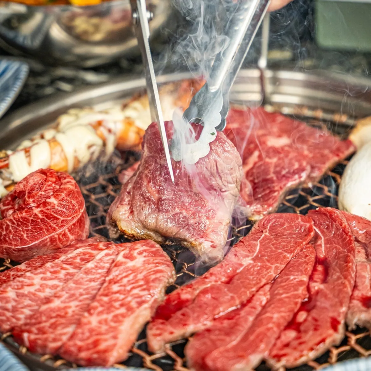 흑쇠 서면본점 그릴 위 흑우·한우 굽는 컷